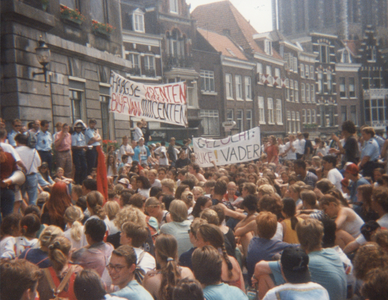 605884 Afbeelding van een demonstratie tegen de voorgenomen bezuinigingen op de studiefinanciering op de Stadhuisbrug ...